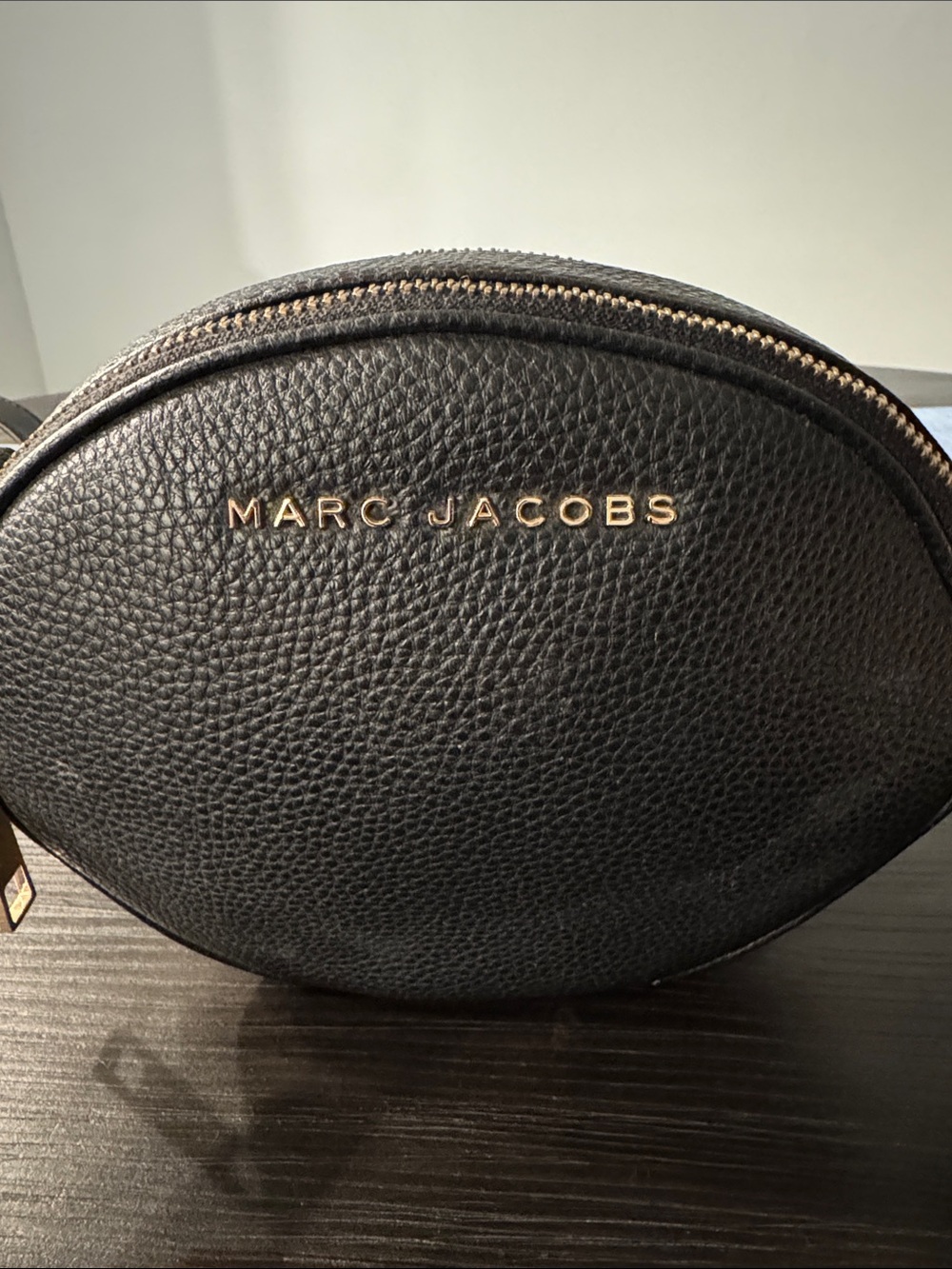 Marc Jacobs Black Pebbled Leather Round Crossbody with Gold Hardware - Picture 2 of 8